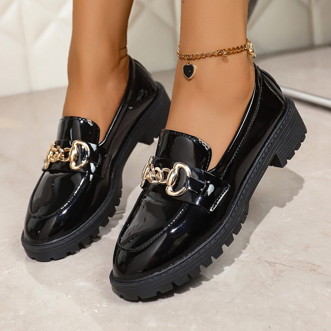 Damen modische Loafers mit glänzender Oberfläche und trendiger Kettenverzierung R&B