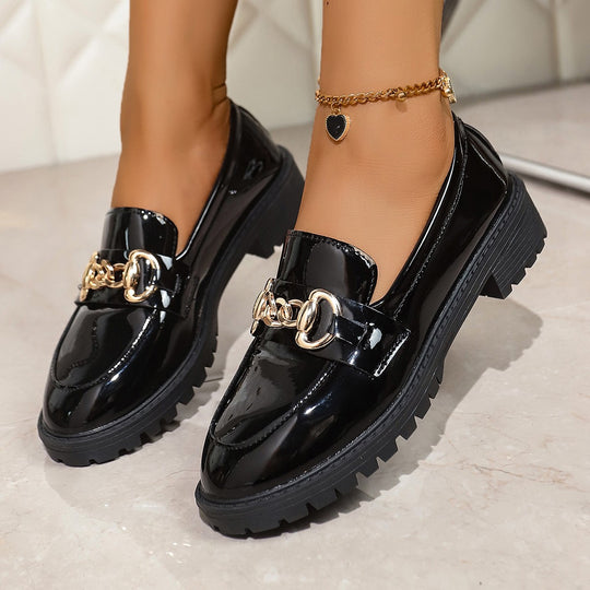 Damen modische Loafers mit glänzender Oberfläche und trendiger Kettenverzierung R&B