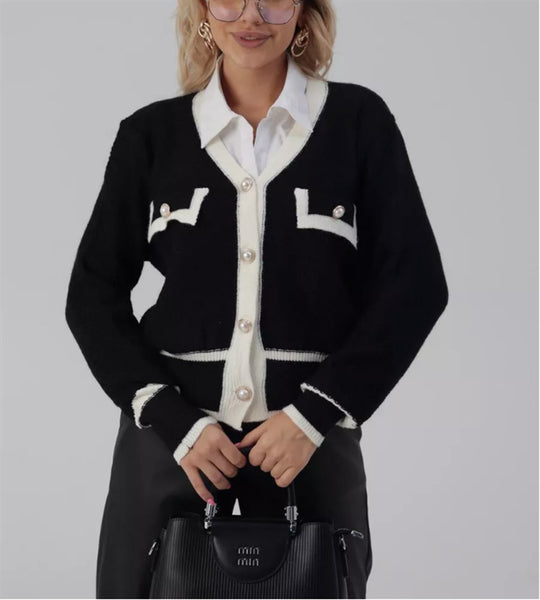 Damen Elegante Strickjacke mit Perlenknöpfen und Kontrastdetails R&B