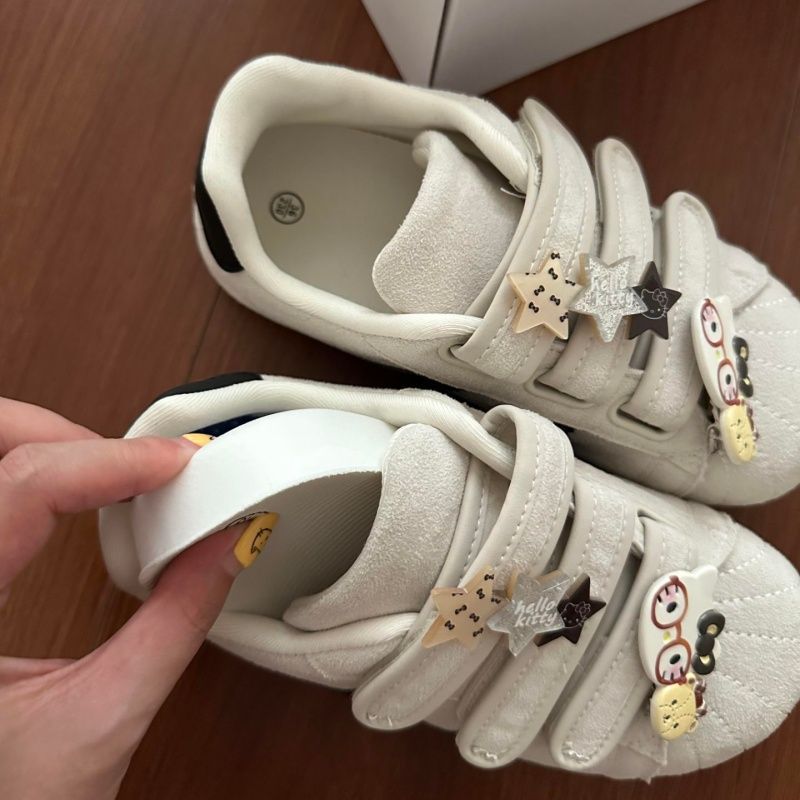 Damen Sneaker mit verstellbarem Klettverschluss und verspielten Applikationen