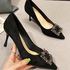 Damen stilvolle Pumps mit funkelndem Broschendetail R&B