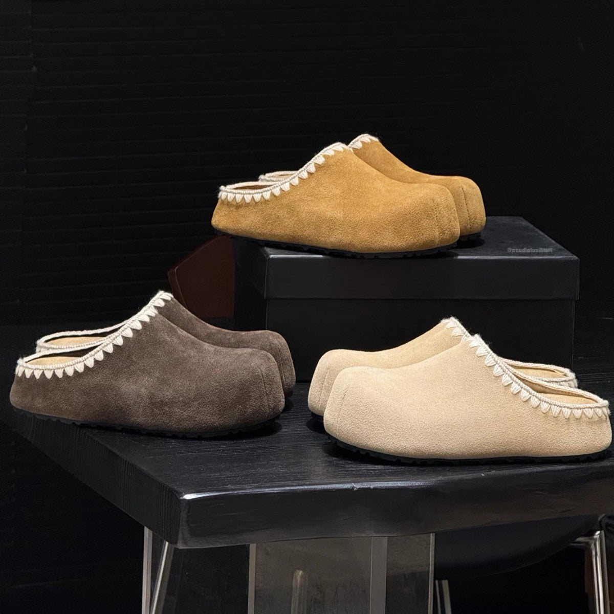 Damen Elegante Clogs aus weichem Wildleder mit handgefertigten Details R&B