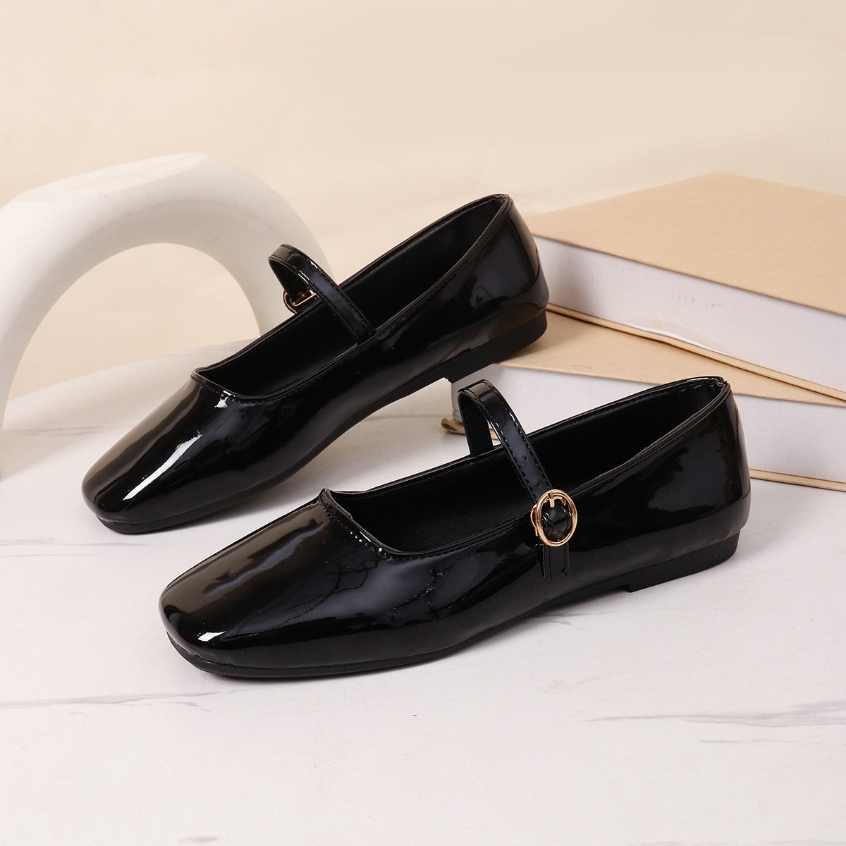 Damen Ballerinas mit elegantem Riemchen und glänzendem Obermaterial R&B