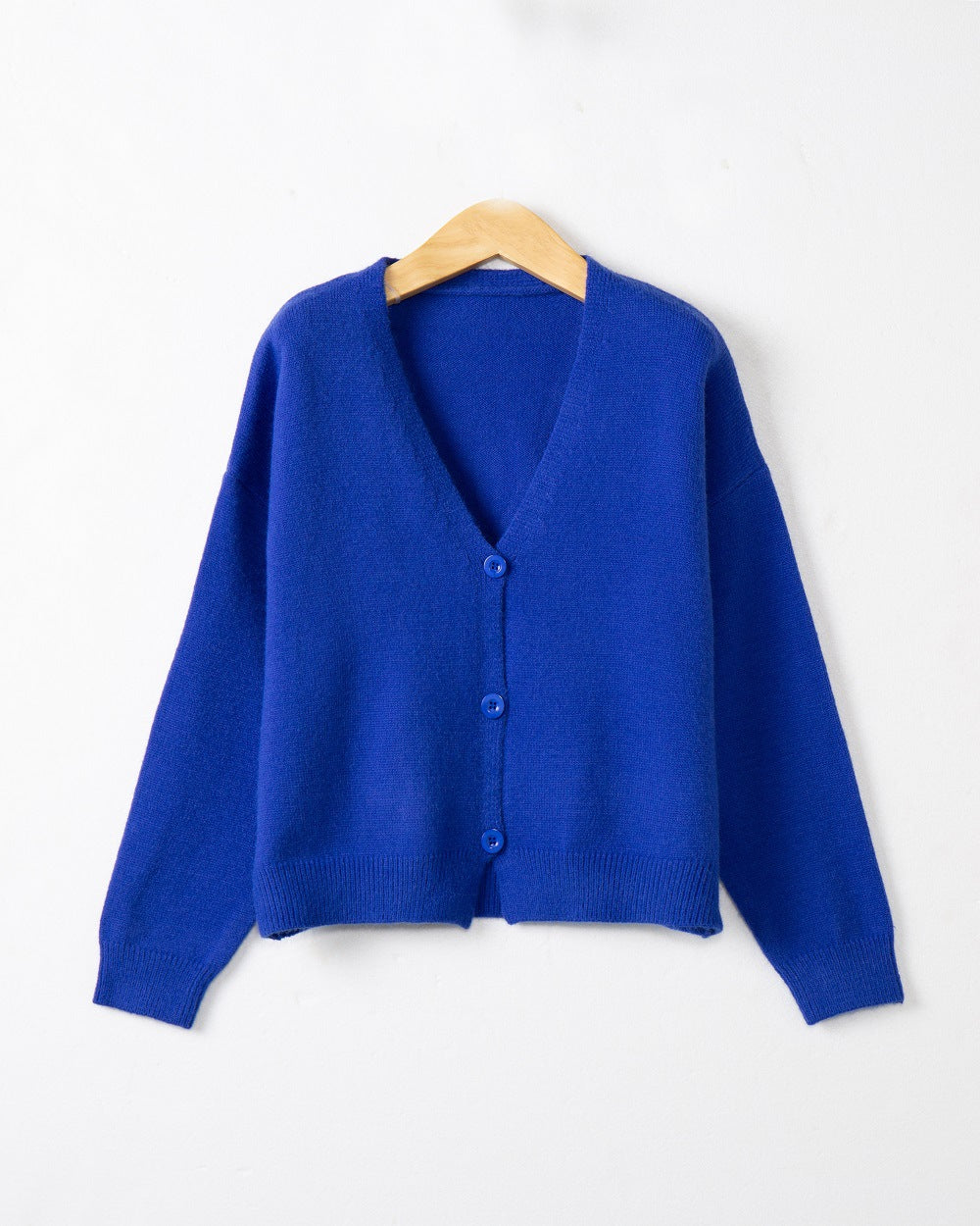 Damen Strickjacke mit V-Ausschnitt und Knopfdetails R&B