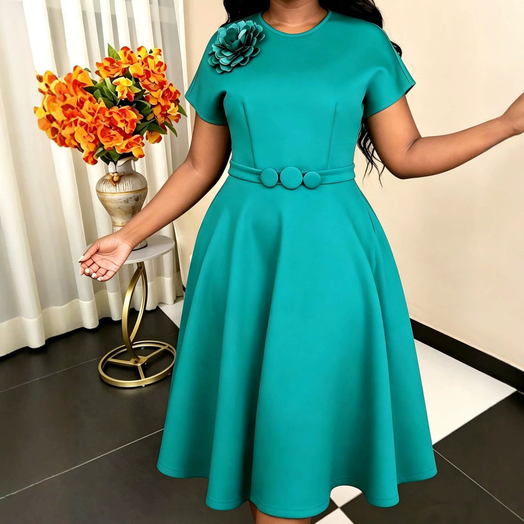 Damenkleid mit elegantem Gürtel und dekorativem Blumenakzent R&B