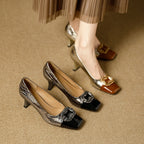 Damen elegante Pumps mit quadratischer Zehenpartie und glanzvollem Schmuckelement