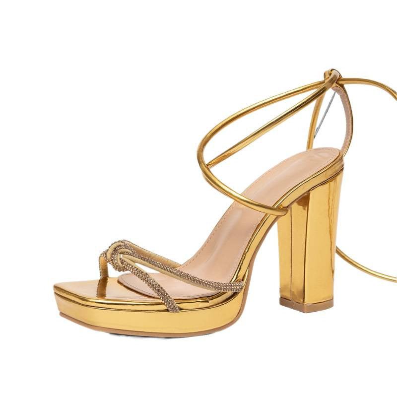 Damen Plateau-Sandalen mit eleganten Schnürungen und Glitzerakzenten R&B