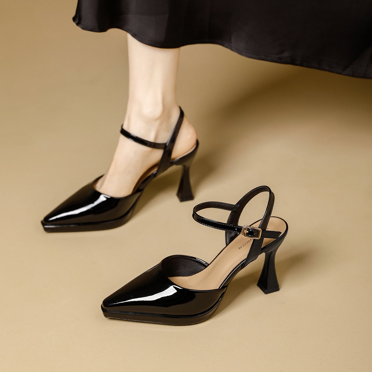 Damen Slingback-Pumps mit spitzem Design und dekorativem Riemen