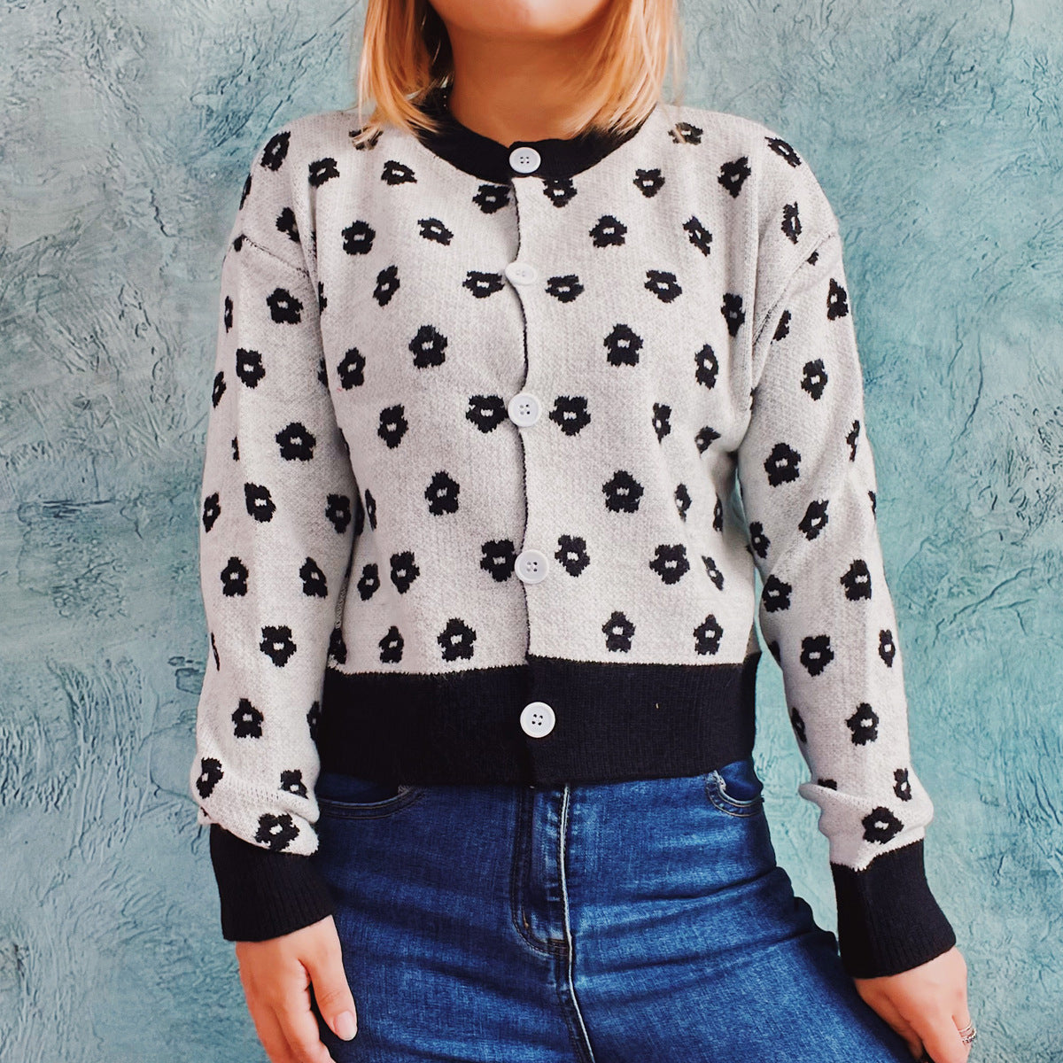 Damen Strickjacke mit floralem Muster und modischen Knopfdetails R&B
