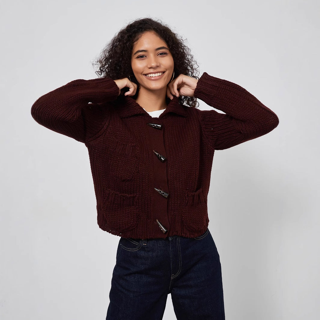 Damen Grobstrickjacke mit dekorativen Knopfdetails und praktischen Taschen R&B