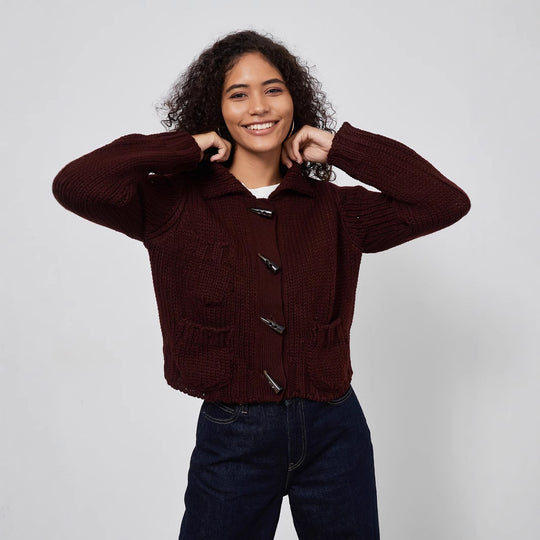 Damen Grobstrickjacke mit dekorativen Knopfdetails und praktischen Taschen R&B