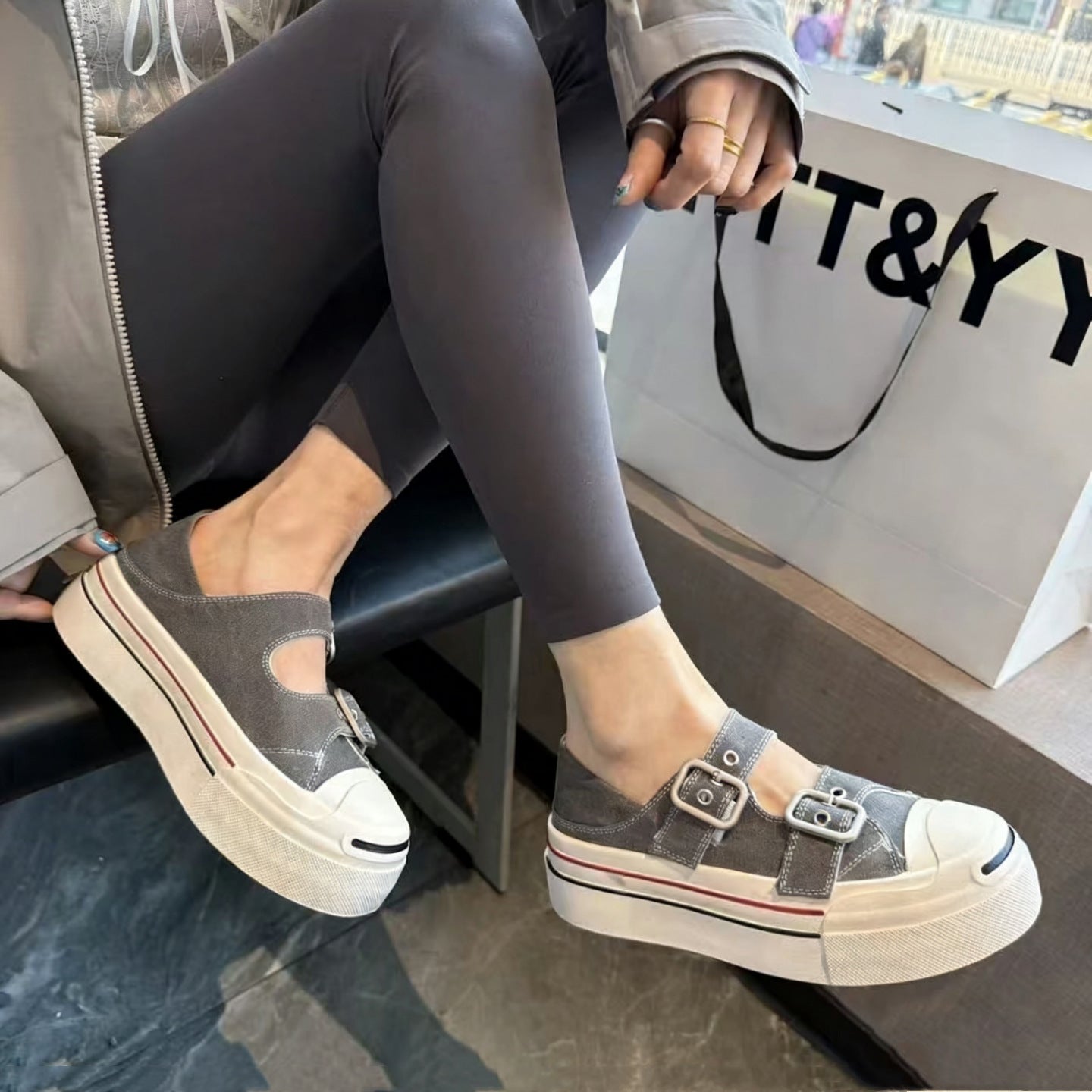 Damen Plateauslipper mit verstellbarem Riemchen und geschlossenen Zehen R&B