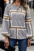 Damen Bluse mit eleganten Rüschendetails und modernem Muster R&B
