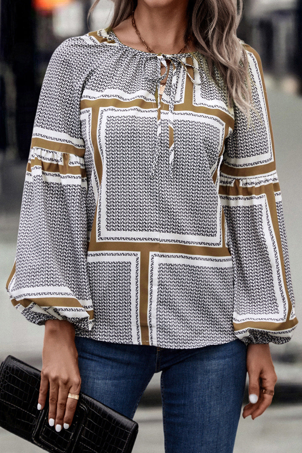 Damen Bluse mit eleganten Rüschendetails und modernem Muster R&B