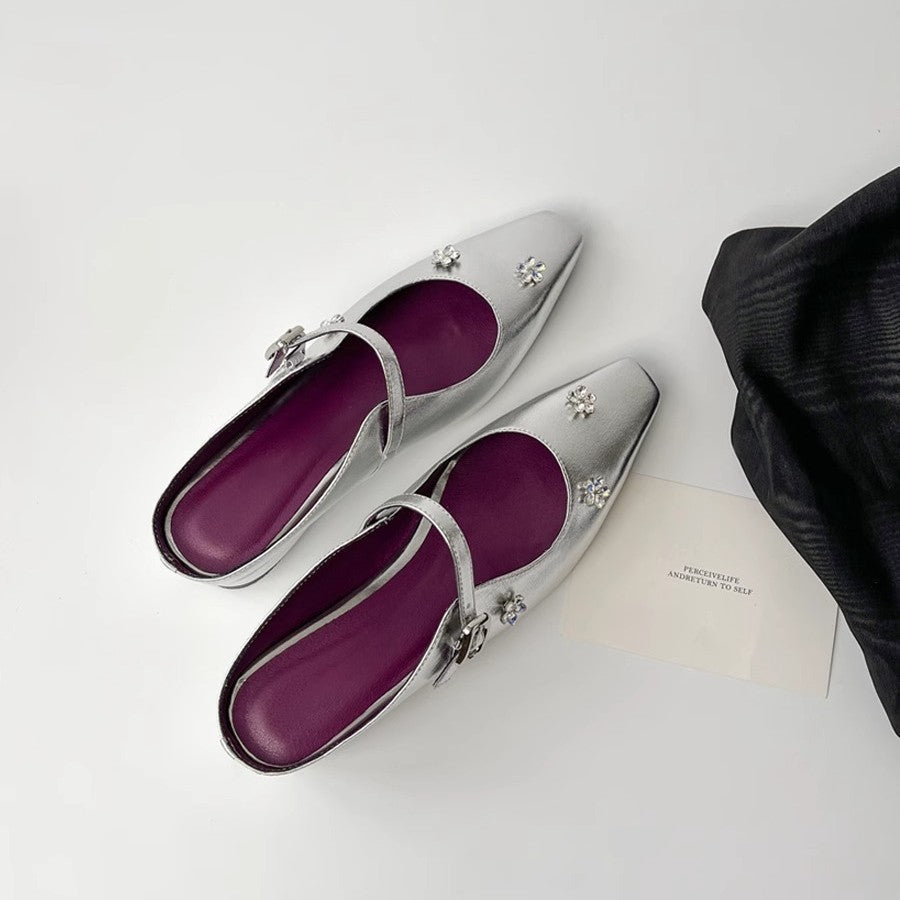 Damen Slingback-Pumps mit glänzendem Obermaterial und floralen Strassakzenten