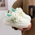 Damen Sneakers mit floralem Anhänger und komfortabler Sohle