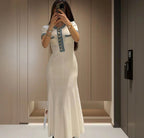 Damen Elegantes, figurbetontes Maxikleid mit modernen Knopfdetails und seitlichem Schlitz R&B