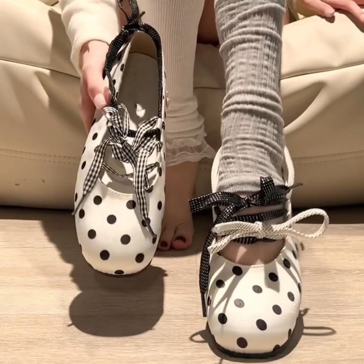 Damen Freizeit-Ballerinas mit modischem Punkte-Design und verstellbaren Schleifen R&B