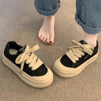 Damen Sportliche Plateau Sneaker mit bequemer Sohle und einzigartigen Schnürdetails
