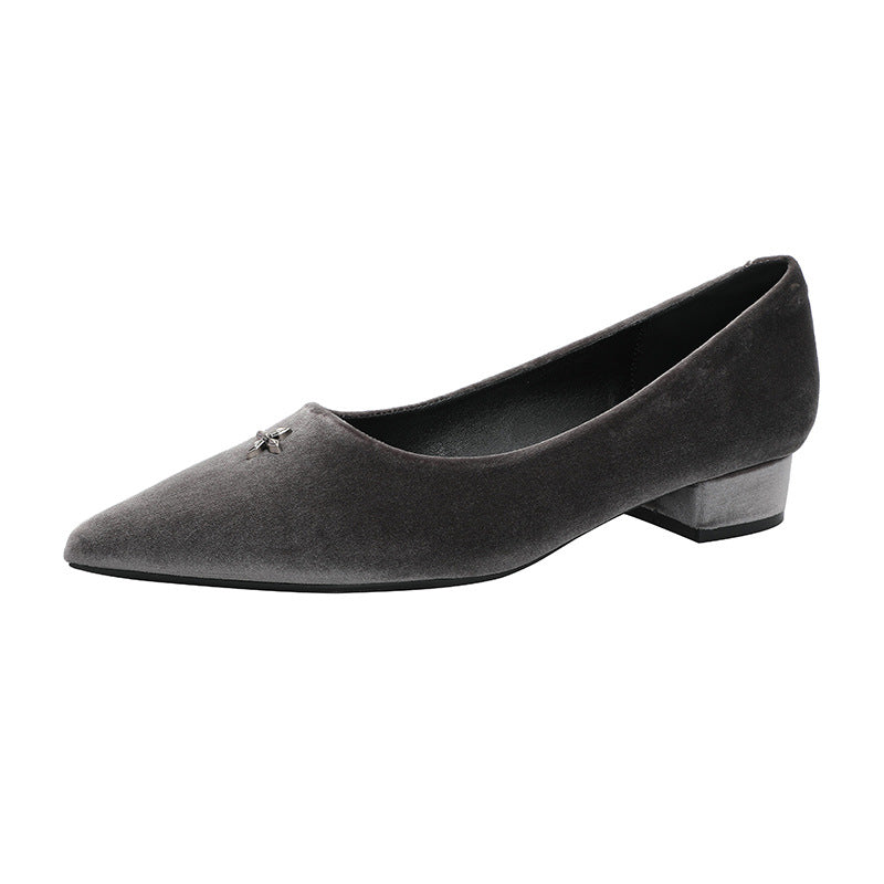 Damen Elegante spitze Pumps mit komfortablem Blockabsatz und stilvollem Schmuck
