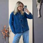 Damen modische Jeansjacke mit dekorativen Knopfdetails und zwei aufgesetzten Taschen R&B