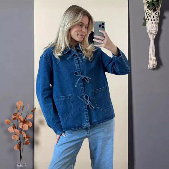 Damen modische Jeansjacke mit dekorativen Knopfdetails und zwei aufgesetzten Taschen R&B