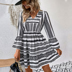 Damen Midikleid mit voluminösen Ärmeln und detailliertem Tribal-Print