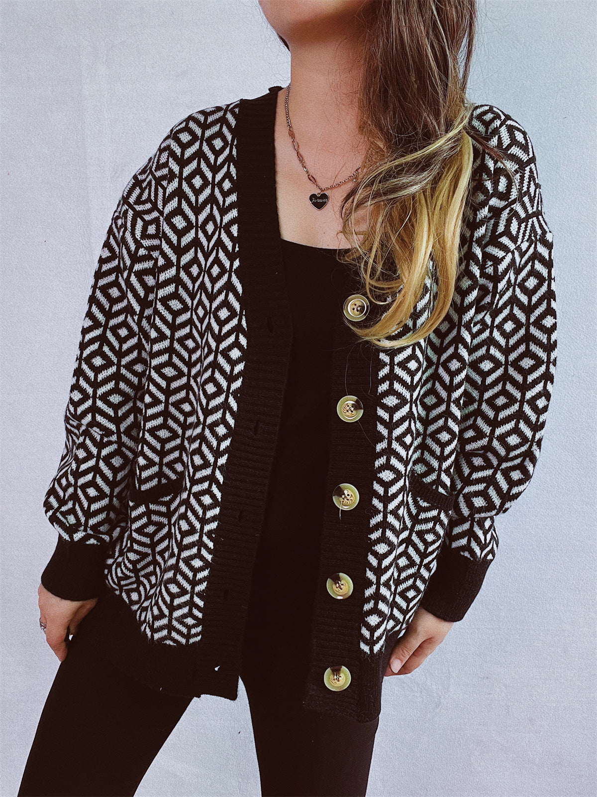 Damen Strickjacke mit geometrischem Muster und Knopfdetails R&B