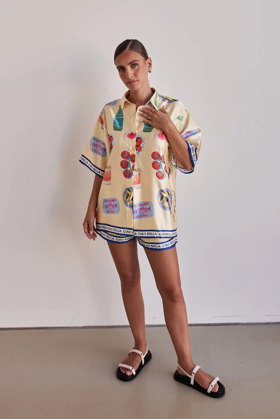 Damen Set bestehend aus stilvollem Kurzarm-Hemd und Shorts im sommerlichen Design R&B