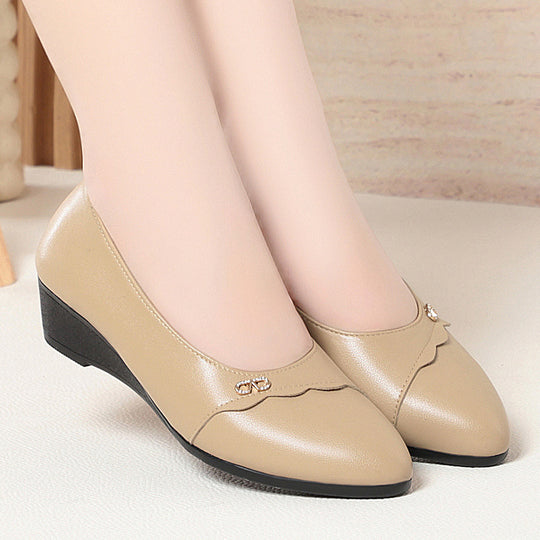 Damen Wedge Pumps mit elegantem Wellenmuster und modischem Schmuckdetail R&B
