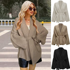 Damen Grobstrickjacke mit modernem Wickeldesign und breitem Kragen