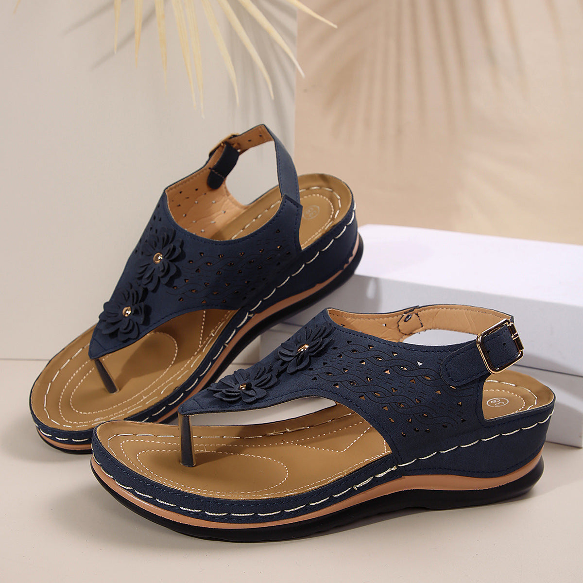 Damen Zehenstegsandalen mit floralen Lochdesign und komfortabler Fußbettgestaltung R&B