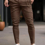 Herren modische Chino-Hose mit innovativen Falten und trendigem Slim-Fit Schnitt