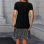 Damen Kurzarmkleid mit einem eleganten gestreiften Oberteil und verspieltem Rock