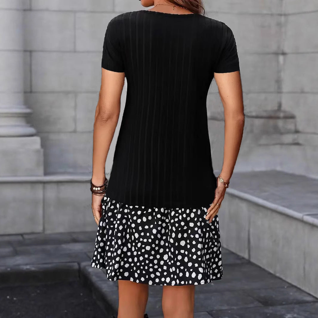 Damen Kurzarmkleid mit einem eleganten gestreiften Oberteil und verspieltem Rock