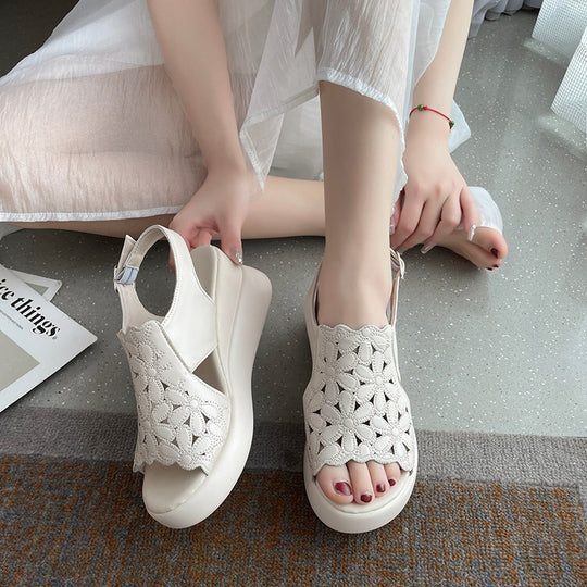 Damen nan Keilsandale mit floraler Laserperforation gepolsterter anatomischer Innensohle und verstellbarem Fersenriemen R&B