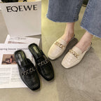 Damen Mules mit hochwertiger Kroko-Prägung und modischer Kettenapplikation EB