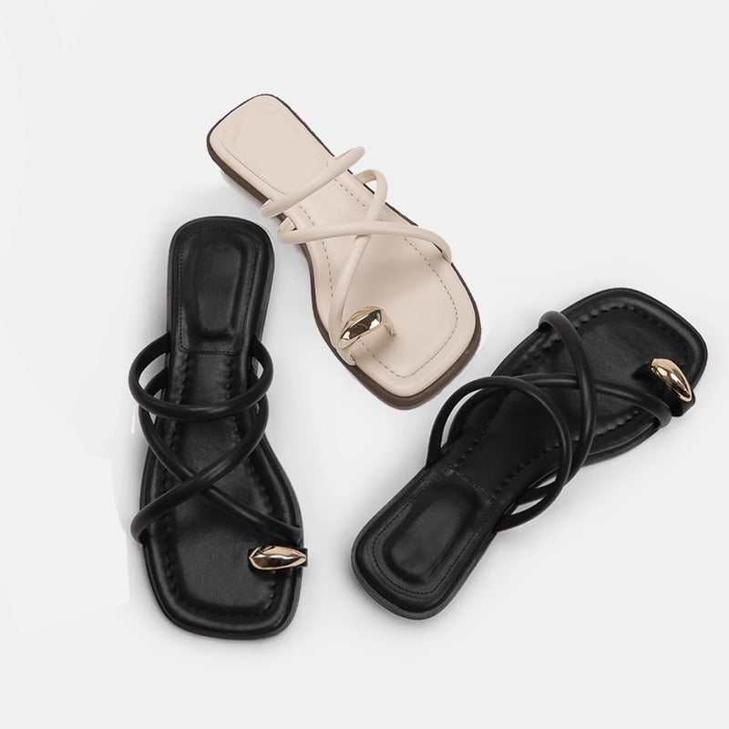 Damen elegante Zehentrenner-Sandalen mit dekorativem Riemendesign und goldfarbenem Akzent R&B