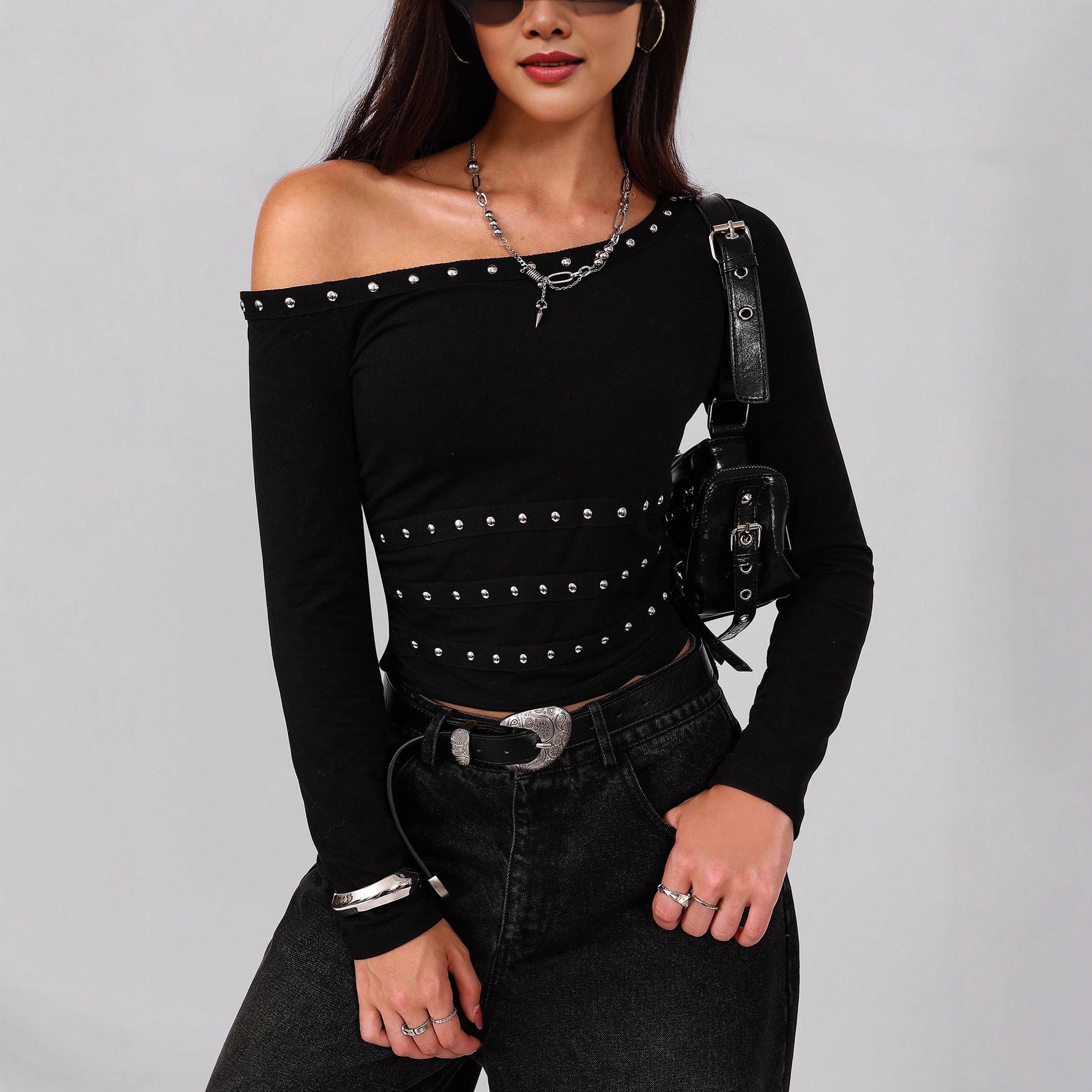 Damen nan asymmetrisches schulterfreies Langarmshirt mit Nietenbesatz und tailliertem Schnitt R&B
