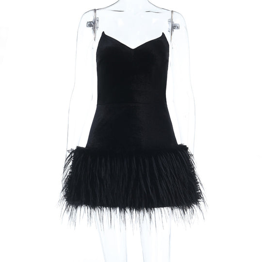 Damen schulterfreies Minikleid mit luxuriösem Samtstoff und extravaganten Federdetails R&B