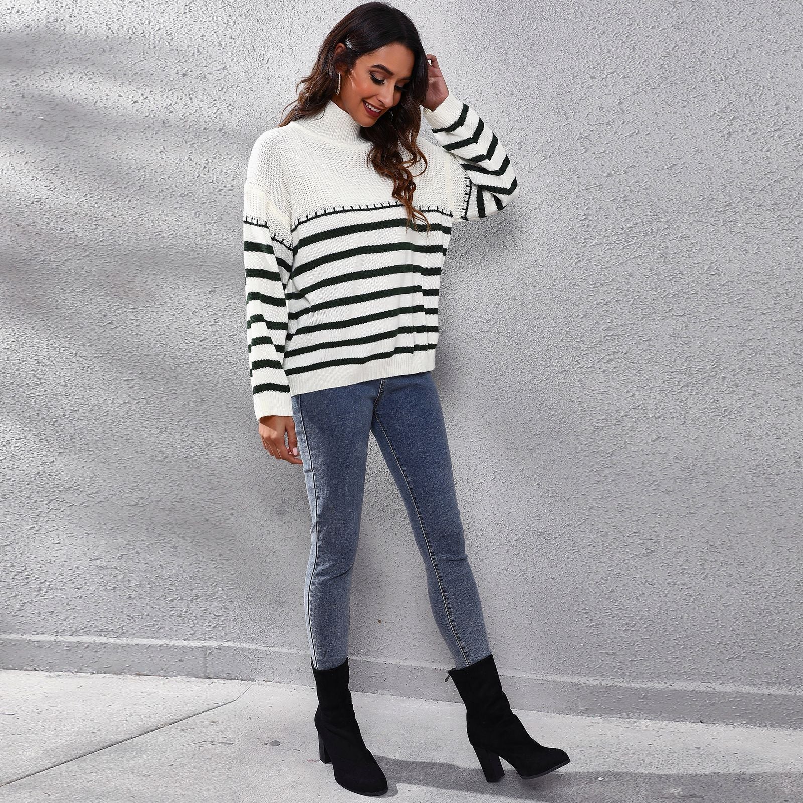 Damen Strickpullover mit hohem Kragen und modernem Streifenmuster R&B