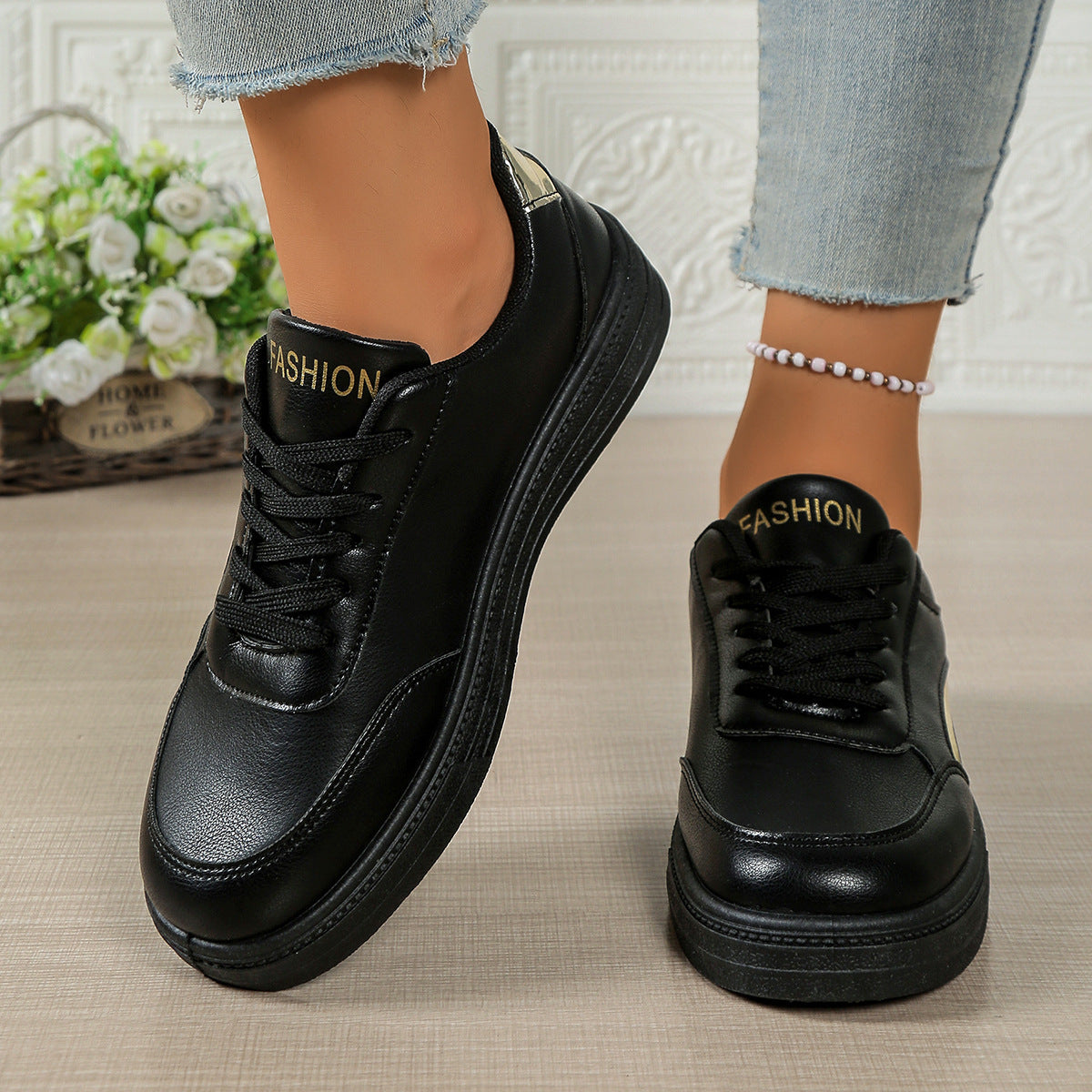 Damenstylische Sneaker mit metallischen Akzenten R&B