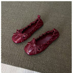 Damen Ballerina-Schuhe mit glänzender Oberfläche und verspieltem Rüschenrand