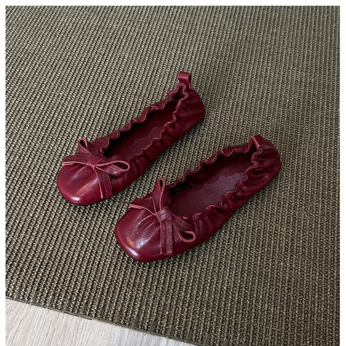 Damen Ballerina-Schuhe mit glänzender Oberfläche und verspieltem Rüschenrand