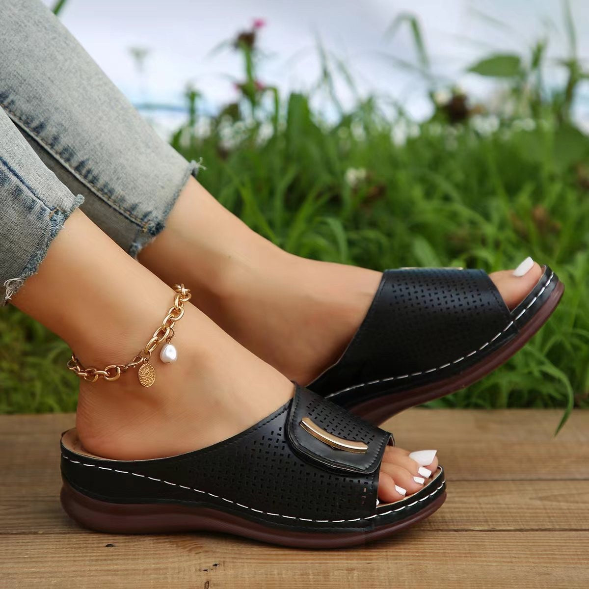 Damen Komfortable Wedge-Pantoletten mit atemberaubendem Lochmusterdetail R&B