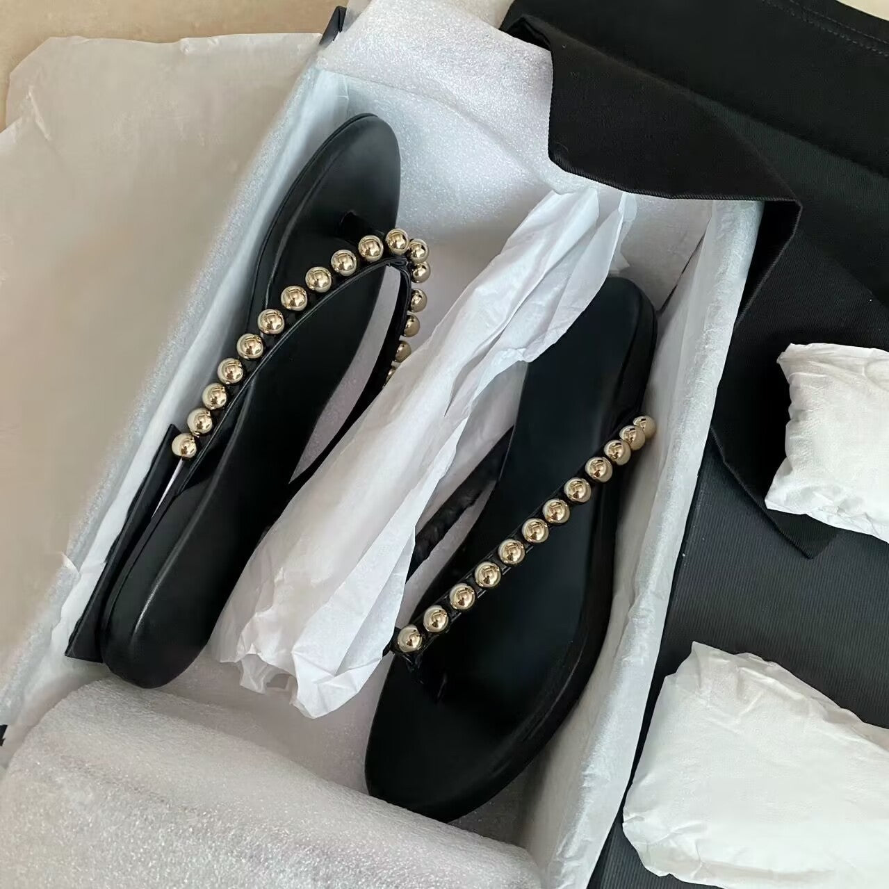 Damen Glänzende Zehentrenner-Sandalen mit modischen Perlenverzierungen R&B