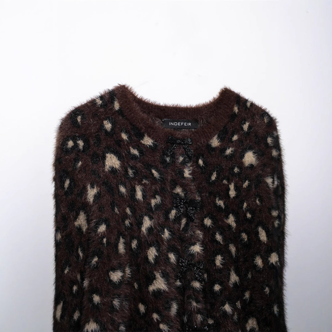 Damen Kuschelige Leopardenmuster-Strickjacke mit eleganten Knopfdetails R&B