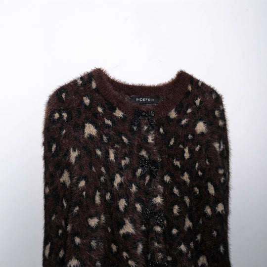 Damen Kuschelige Leopardenmuster-Strickjacke mit eleganten Knopfdetails R&B