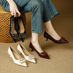Damen stilvolle spitze Pumps mit dekorativem Schmuckelement