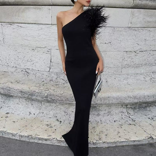 Damen Elegantes Abendkleid mit asymmetrischem Schnitt und kunstvollem Federbesatz R&B